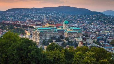 Budapeşte, Macaristan - ünlü Buda Castle Kraliyet Sarayı Buda tepeler ve Matthias kilise ile panoramik manzarası görünümünü günbatımı vasıl geçmiş 