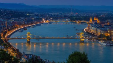 Budapeşte, Macaristan - mavi saatte arka plan renkli gökyüzü ile ünlü Szechenyi Chain Bridge, Margaret Köprüsü, Margaret Adası ve Macaristan Parlamento Buda Hills ile panoramik manzarası manzaraya