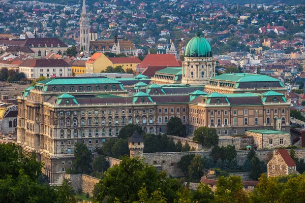 Budapest, Magyarország - a gyönyörű Budai vár királyi palota és a Budai-hegység és a Mátyás-templom, a háttér — Stock Fotó