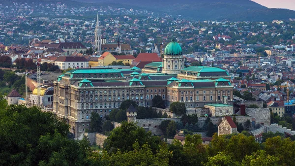 Будапешт, Венгрия - Красивый замок Буда Королевский дворец с шипами Буды и Церковью Мбаппе на заднем плане на закате — стоковое фото