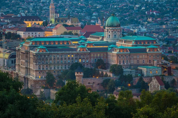 Budapest, ungarisch - die schöne budaer burg königlicher palast mit den budaer hügeln und die matthias-kirche im hintergrund zur magischen stunde — Stockfoto