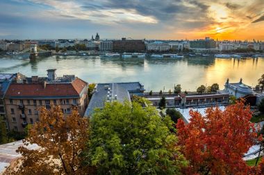 Budapeşte, Macaristan - gündoğumu Szechenyi Chain Bridge ve diğer yerler ile Budapeşte kalbinde, sonbahar renkleri
