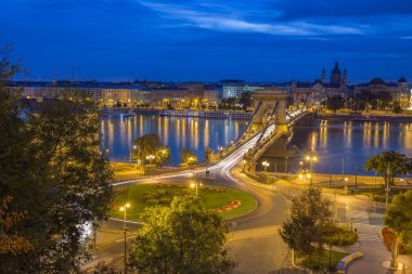 Budapeşte, Macaristan - ünlü Szechenyi Chain Bridge şafakta Clark Adam dolambaçlı alınan