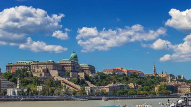 Budapeşte, Macaristan - Skyline görünümünü ünlü Buda Castle Kraliyet Sarayı tepe üzerinde mavi gökyüzü ve bulut ile bir yaz gününde