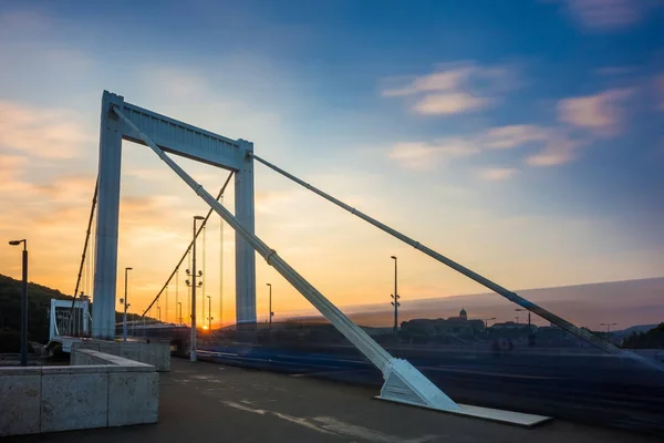 Budapest, Hongarije - de beroemde Vrijheidsbrug met zwaar verkeer en bussen passerende bij zonsondergang — Stockfoto