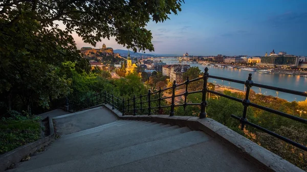 Budapest, Hungría - Escalera en la colina Gellert. Hermosa vista de Budapest al atardecer con el Castillo de Buda Palacio Real, Puente de las Cadenas y el Parlamento de Hungría — Foto de Stock