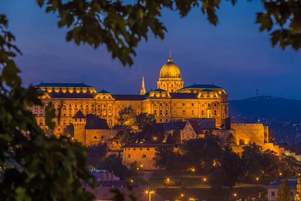 Budapest, Hungría - El hermoso Castillo de Buda Palacio Real a la hora mágica con cielo colorido en otoño — Foto de Stock