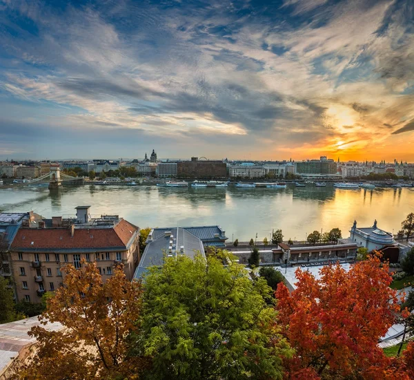 Budapest, Hongarije - herfst kleuren in het hart van Boedapest bij zonsopgang met Szechenyi Chain Bridge en andere bezienswaardigheden — Stockfoto