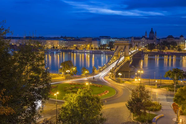 Budapest, Magyarország - a híres Széchenyi Lánchíd, hajnalban vett Clark Ádám körforgalom — Stock Fotó