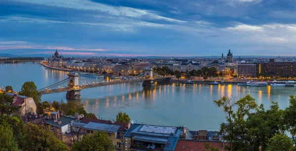 Budapest, Hongarije - skyline van het panoramisch uitzicht van Boedapest ontleend aan kasteel Buda bij dageraad. Deze weergave omvat Szechenyi Chain Bridge, Basiliek van St. Stephen's en Parlement van Hongarije — Stockfoto