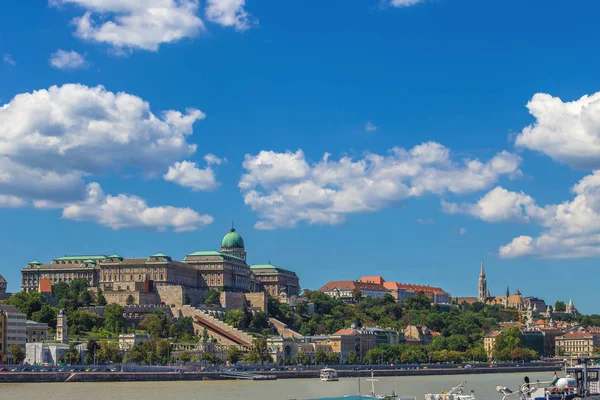 Budapest, Magyarország - Skyline view a híres Budai vár királyi palota dombon egy nyári napon a blue sky és a cloud — Stock Fotó