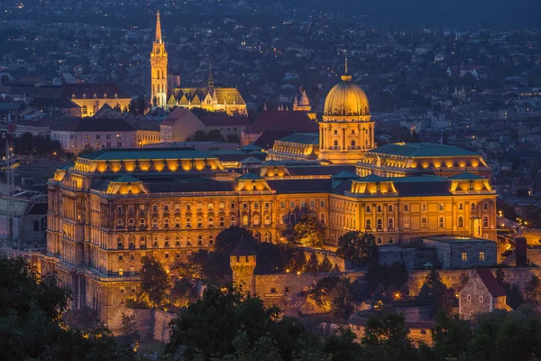 Будапешт, Венгрия - Красивый замок Буда Королевский дворец с шипами Буды и церковью Мбаппе на заднем плане в синий час — стоковое фото