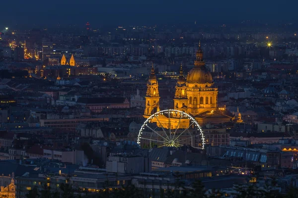 Budapest, Hungary - Skyline view of Budapest at blue hour with illuminated St Stephen 's Basilica — стоковое фото