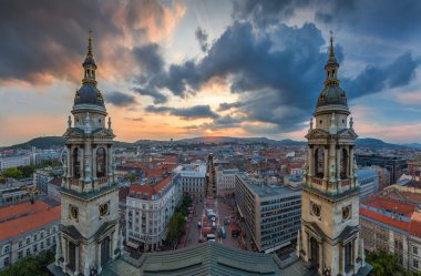 Budapeşte, Macaristan - Budapeşte Saint Stephens Basilica aka Szent Istvan Bazilika muhteşem gökyüzü ve bulutlar ile gün batımında tepesinden görünümünü panoramik manzarası