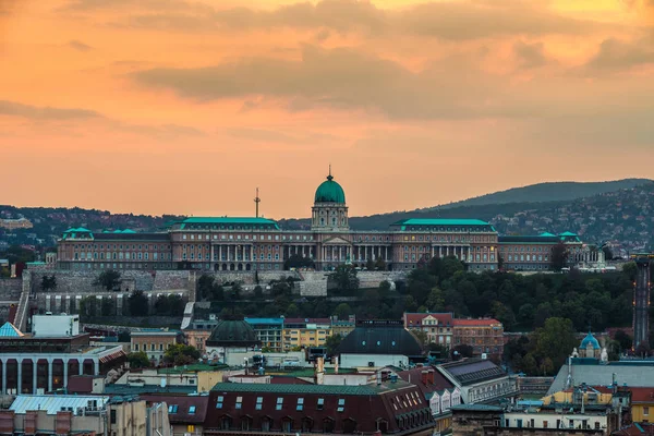 布达佩斯, 匈牙利-美丽的布达城堡皇宫在日落 — 图库照片