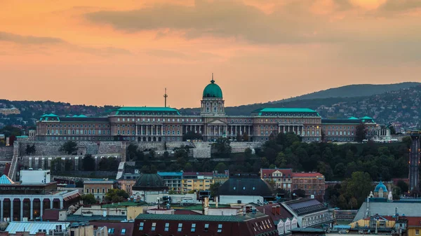 Budapeszt, Węgry - piękny Pałac Królewski zamek Buda o zachodzie słońca — Zdjęcie stockowe