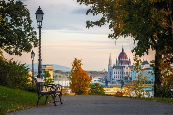 Будапешт - лавці і осінь foliage на Буда пагорба з угорської парламенту та Ланцюгового моста на тлі — стокове фото