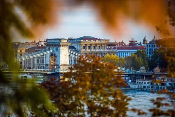 Budapest, Magyarország - a híres Széchenyi Lánchíd reggel őszi lombozat — Stock Fotó
