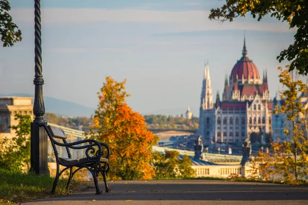 Будапешт - лавці і осінь foliage на Буда пагорба з угорської парламенту та Ланцюгового моста на тлі — стокове фото