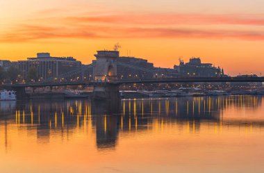 Budapeşte, Macaristan - Budapeşte ile ünlü Szechanyi zinciri köprüde gündoğumu görünümünü panoramik manzarası