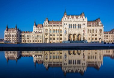Budapeşte, Macaristan - dünya gündoğumu ve berrak mavi gökyüzünün yansıması ile ünlü Macar Parlamentosu