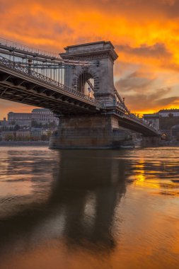 Budapeşte, Macaristan - ünlü Szechenyi Chain Bridge ile inanılmaz dramatik gökyüzü günbatımı, alevler içinde