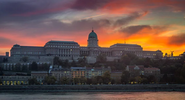 Budapest, Magyarország - drámai naplemente és a színes ég és a felhők felett a híres Budavári királyi palota — Stock Fotó