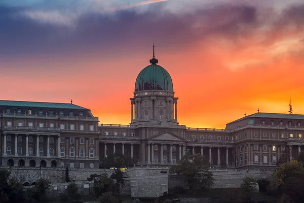 Budapest, Magyarország - drámai naplemente és a színes ég és a felhők felett a híres Budavári királyi palota — Stock Fotó