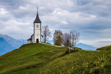 Jamnik, Slovenya - güzel Kilisesi, St. Primoz Jamnik Julian Alps ile yakınındaki Slovenya'da arka plan