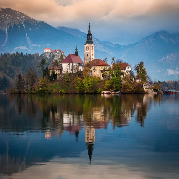 Bled, Eslovenia - Hermoso amanecer de otoño en el lago Bled con la famosa iglesia de peregrinación de la Asunción de María con el castillo de Bled y los Alpes Julianos en el fondo — Foto de Stock