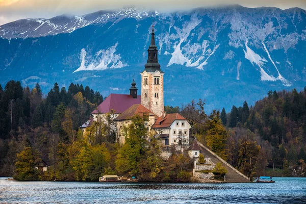 Bled, Eslovenia - Hermoso amanecer de otoño en el lago Bled con la famosa iglesia de peregrinación de la Asunción de María con el castillo de Bled y los Alpes Julianos en el fondo — Foto de Stock