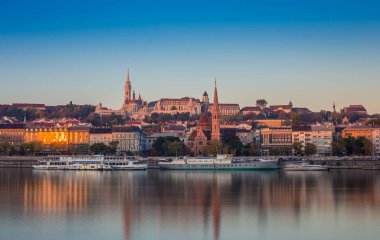 Budapeşte, Macaristan - Buda yan Budapeşte Buda Castle, St. Matthias kilise ve Fisherman's Bastion eski gemiler nehir Tuna ve açık mavi gökyüzü ile birlikte görünümünü gündoğumu