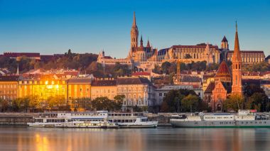 Budapeşte, Macaristan - Buda yan Buda Castle, St. Matthias kilise ve Fisherman's Bastion eski gemiler nehir Tuna ve açık mavi gökyüzü ile ile sabah altın saat