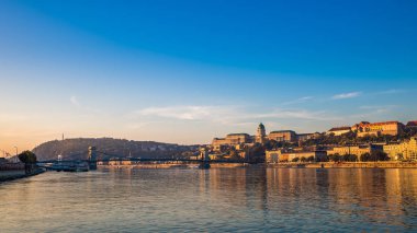 Budapeşte, Macaristan - arka plan, nehir Tuna Szechenyi Chain Bridge, Buda Castle Kraliyet Sarayı, Gellert Hill ve Özgürlük Anıtı'nın üzerinde altın surise
