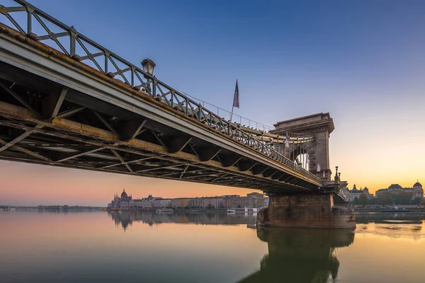 Будапешт, Венгрия - золотой восход солнца у Цепного моста на фоне венгерского парламента. Ясное голубое небо — стоковое фото
