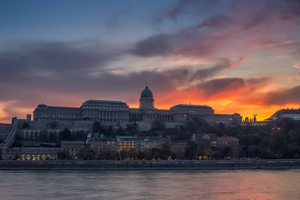 Budapešť, Maďarsko - dramatický západ slunce a barevné nebe a mraky nad slavný Budínský hrad královský palác — Stock fotografie