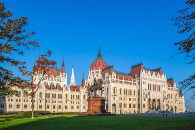 Budapeşte, Macaristan - Macaristan Parlamentosu'nun, sabahın erken saatlerinde Ferenc Rakoczi at heykeli ile. Açık mavi gökyüzü