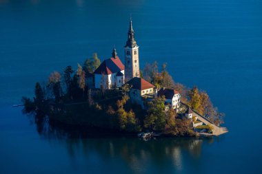 Bled, Slovenya - hava gündoğumu görünümü bir sonbahar Ostrica görüş açısından alınan Maria varsayım ünlü hac Kilisesi ile Lake Bled