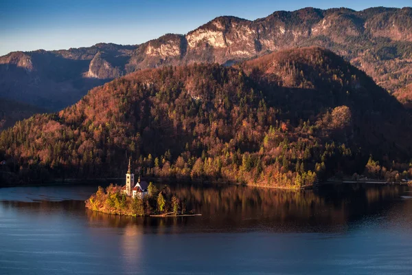 Bled, Slovenië - mooie herfst zonsopgang ontleend aan Bled kasteel met de beroemde bedevaartskerk van de veronderstelling van Maria met de Julische Alpen op de achtergrond — Stockfoto