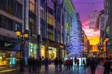 Budapest, Macaristan - 6 Aralık 2017: Noel ağacı ve güzel günbatımı gökyüzü turist kalabalık meşgul Vaci sokağa Budapeşte ünlü alışveriş caddesi Noel zamanda mağazaların, parlayan