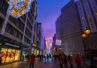 Budapest, Macaristan - 6 Aralık 2017: Noel ağacı ve güzel günbatımı gökyüzü turist kalabalık meşgul Vaci sokağa Budapeşte ünlü alışveriş caddesi Noel zamanda mağazaların, parlayan