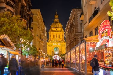 Budapeşte, Macaristan - 6 Aralık 2017: Turistler ve yerel halkın güzel Noel Aralık 2017 6 üzerinde St.Stephens Bazilikası (Szent Istvan Bazilika) Zrinyi sokakta adil zevk