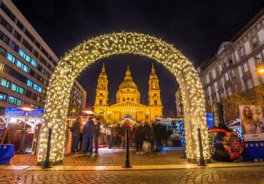 Budapeşte, Macaristan - 6 Aralık 2017: Turistler ve yerel halkın güzel Noel St.Stephens Bazilikası (Szent Istvan Bazilika) Merkezi Budapeşte üzerinde 6 Aralık 2017'adil zevk