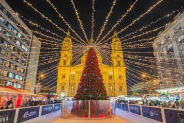 Budapeşte, Macaristan - 6 Aralık 2017: Yöre halkı ve turistlerin Noel Noel ağacı ve ışıklar ve dekorasyon Merkezi Budapeşte 6 üzerinde St.Stephens Bazilikası (Szent Istvan Bazilika) Aralık 2017 ile adil zevk