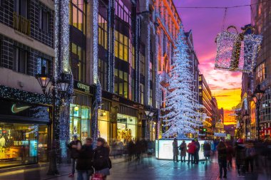 Budapest, Macaristan - 6 Aralık 2017: Noel ağacı ve güzel günbatımı gökyüzü turist kalabalık meşgul Vaci sokağa Budapeşte ünlü alışveriş caddesi Noel zamanda mağazaların, parlayan