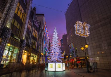Budapest, Macaristan - 6 Aralık 2017: Noel ağacı ve güzel günbatımı gökyüzü turist kalabalık meşgul Vaci sokağa Budapeşte ünlü alışveriş caddesi Noel zamanda mağazaların, parlayan