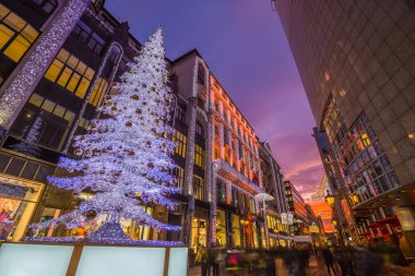 Budapest, Macaristan - 6 Aralık 2017: Noel ağacı, Noel süsleri ve güzel günbatımı gökyüzü ışıklarla turist kalabalık meşgul Vaci sokağa Budapeşte ünlü alışveriş caddesi Noel zamanda mağazaların, parlayan