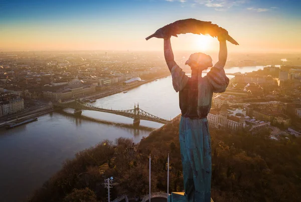 Βουδαπέστη, Ουγγαρία - sunrise εναέρια θέα στο άγαλμα της ελευθερίας με γέφυρα Liberty και στον ποταμό Δούναβη στο υπόβαθρο που λαμβάνονται από το λόφο Gellert — Φωτογραφία Αρχείου