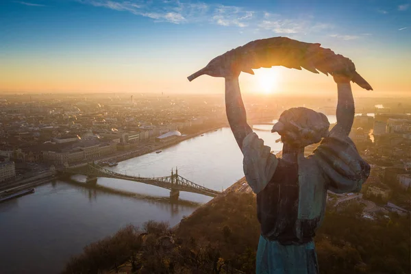 Будапешт - повітряних Схід сонця на з міст свободи і річка Дунай, статуя свободи на тлі взяті з єврейського — стокове фото