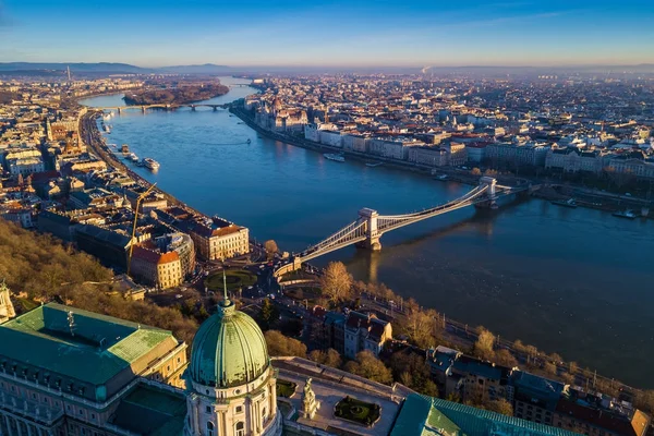 Будапешт, Венгрия - Воздушный вид на Будапешт с королевским дворцом Буда, Цепным мостом и островом Маргарет ранним утром с ясным голубым небом — стоковое фото
